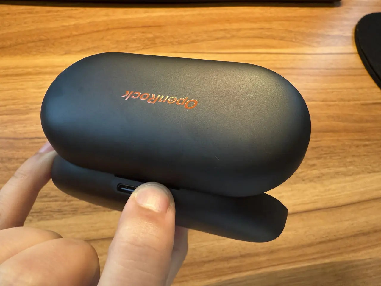 ペアリングボタンを長押しする様子