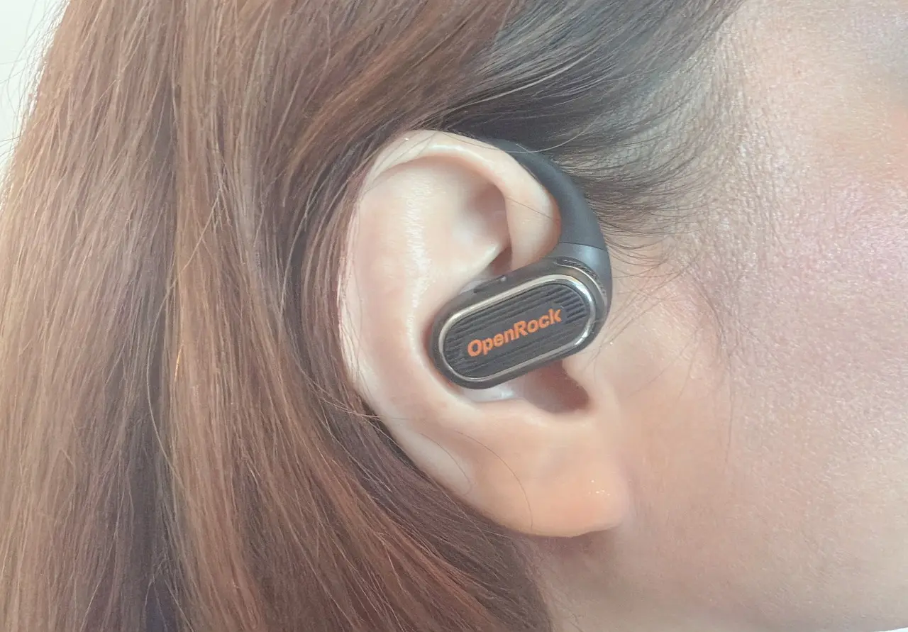 女性が右耳にOpenRock Link 20を装着した様子