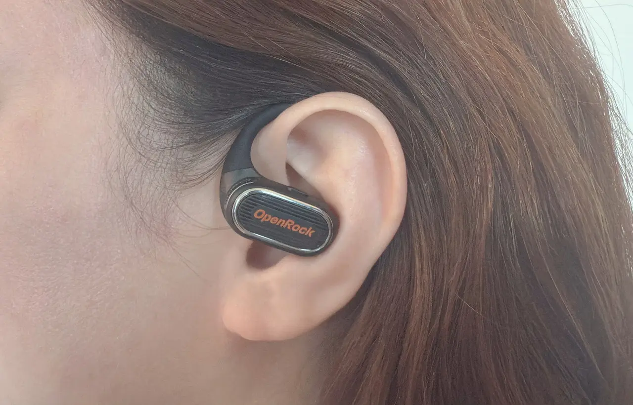 女性が左耳にOpenRock Link 20を装着した様子