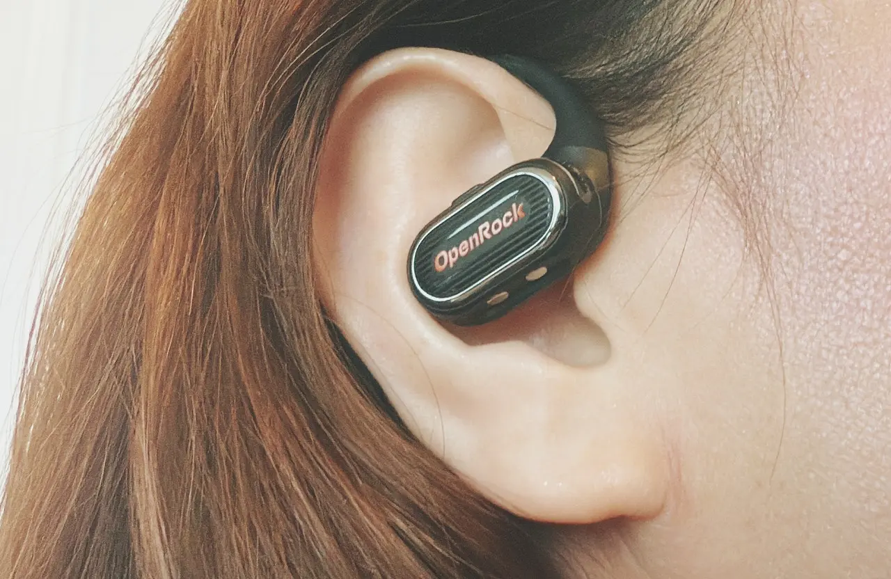 女性が右耳にOpenRock Link 20を装着した様子(斜め下アングル)