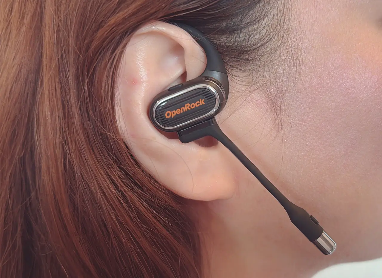 OpenRock Link 20のブームマイクを装着したイヤホンを着けている女性