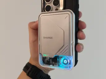 iPhone 16 Proの背面にSHARGE ICEMAG 2を装着した様子