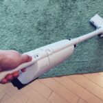 東芝 VC-CLP54を手に持って掃除している様子