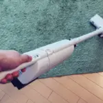 東芝 VC-CLP54を手に持って掃除している様子