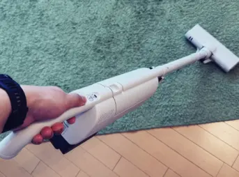 東芝 VC-CLP54を手に持って掃除している様子