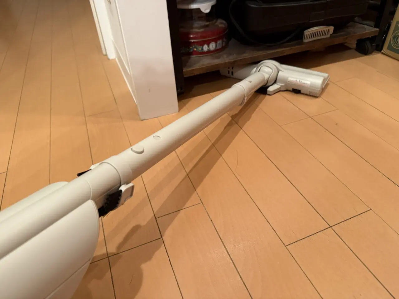 東芝 VC-CLP54のヘッドを最低まで倒して家具下を掃除している様子