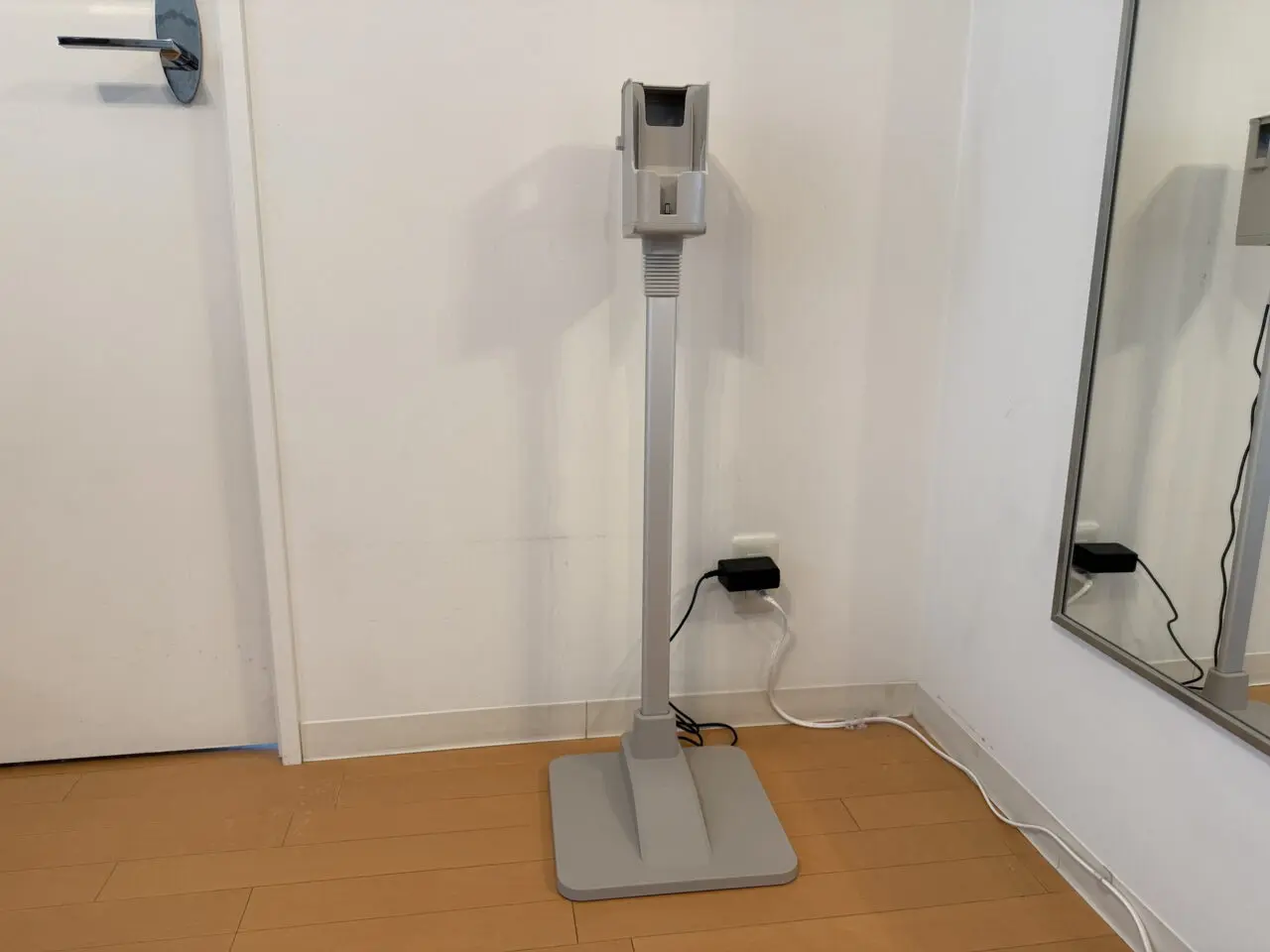 部屋の隅に設置された東芝 VC-CLP54のスタンド