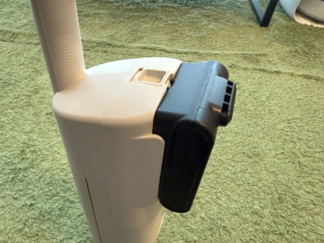 本体後部に搭載された着脱式のリチウムイオンバッテリー