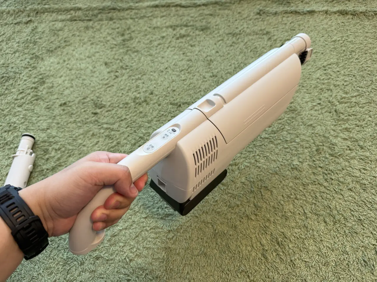 TOSHIBA VC-CLP54本体を左手で持ち上げている様子