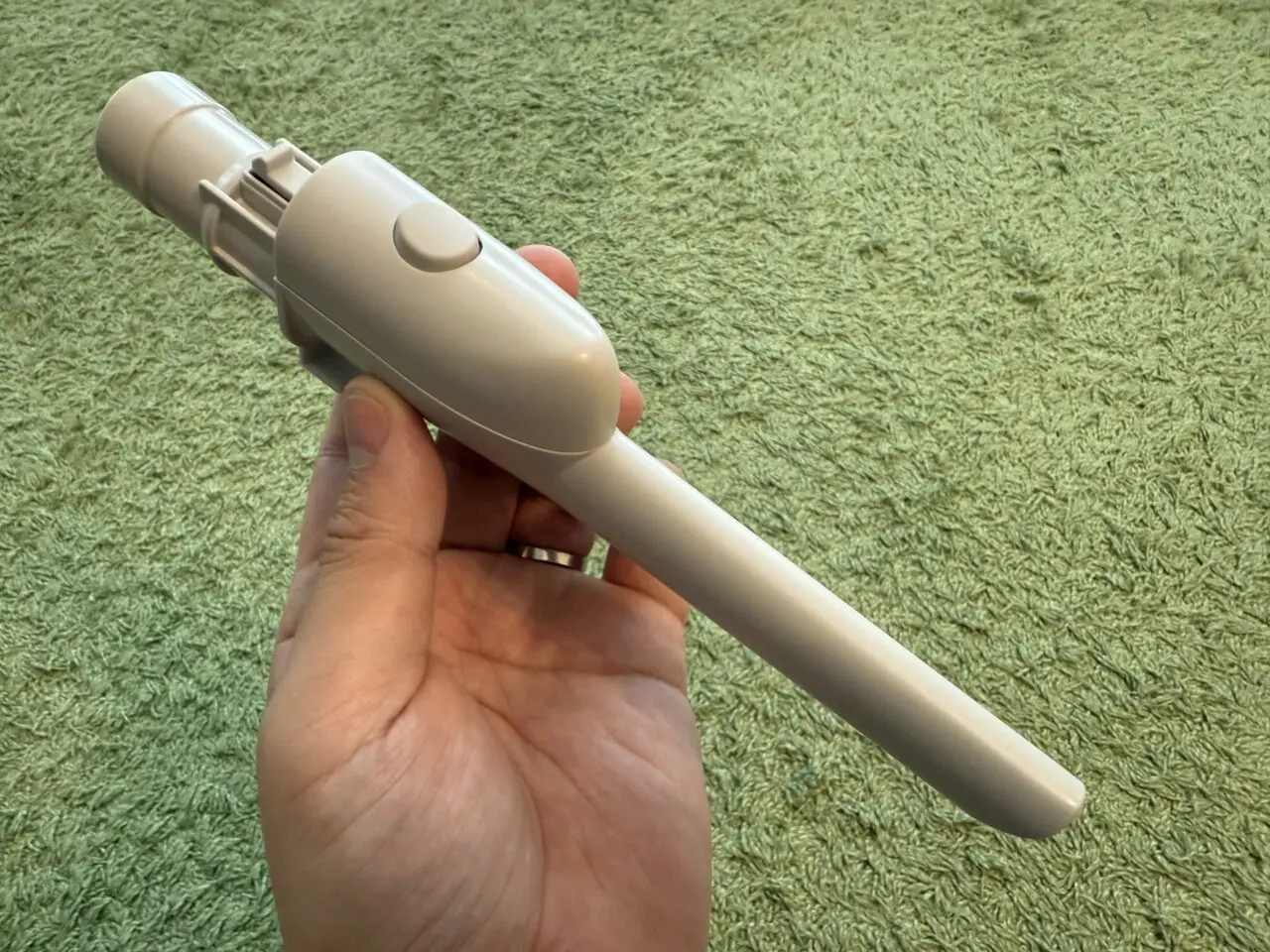 すき間ノズルを手に持っている様子