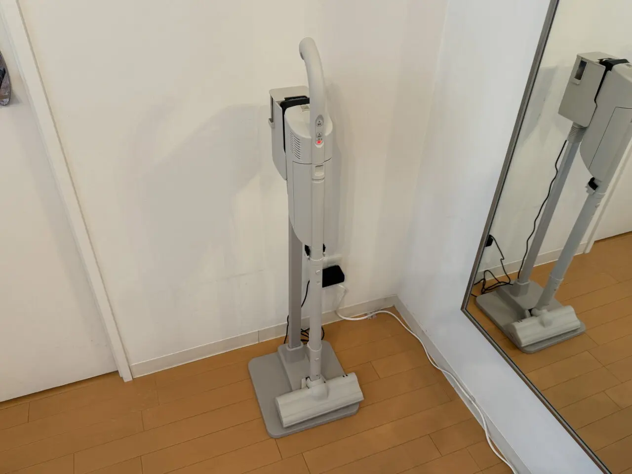 スタンドで充電中のTOSHIBA VC-CLP54