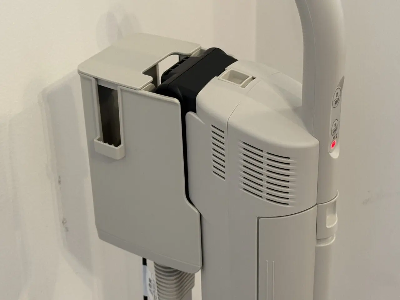 充電中の東芝 VC-CLP54(横アングル)