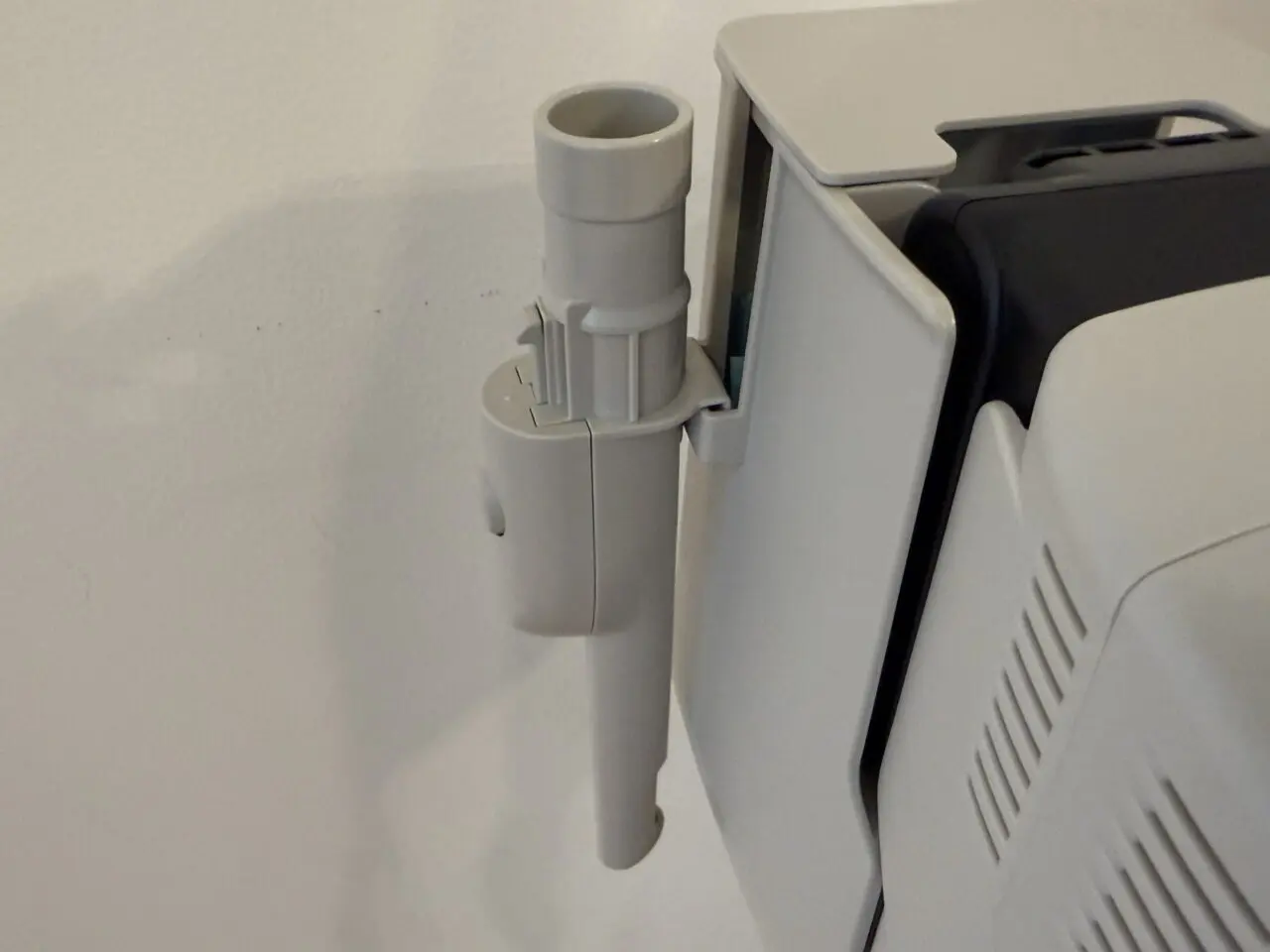 すき間ノズルがスタンドに収納されている様子