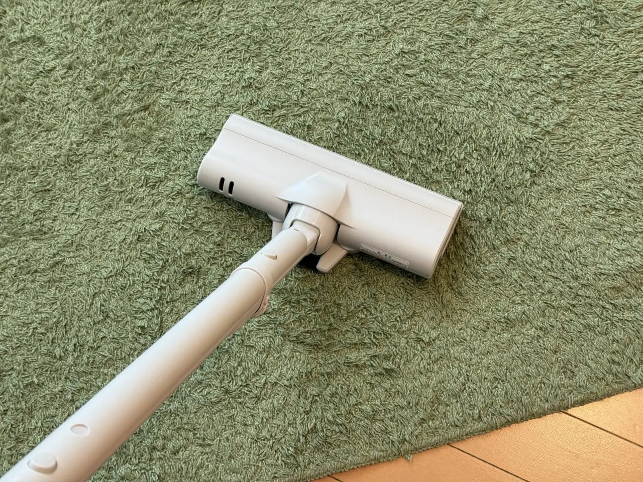 東芝 VC-CLP54でカーペット上を掃除している様子