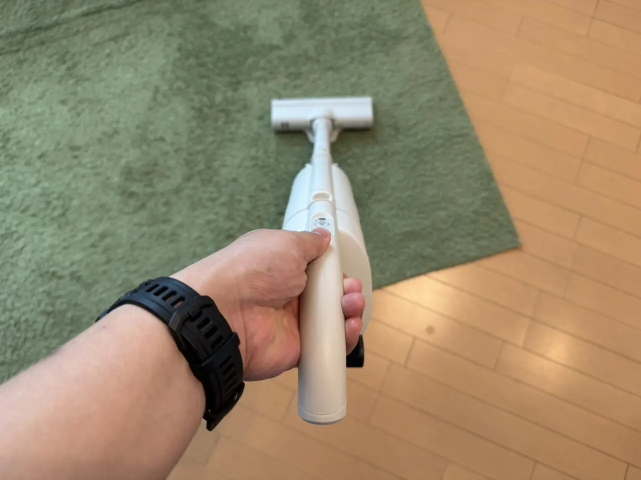 『TOSHIBA VC-CLP54』を使って室内を掃除している様子