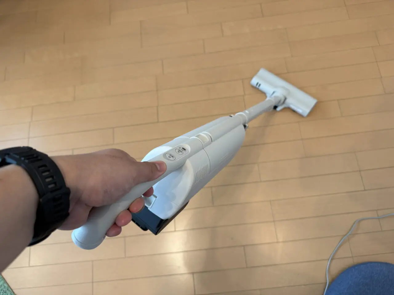 東芝 VC-CLP54でフローリングを掃除している様子