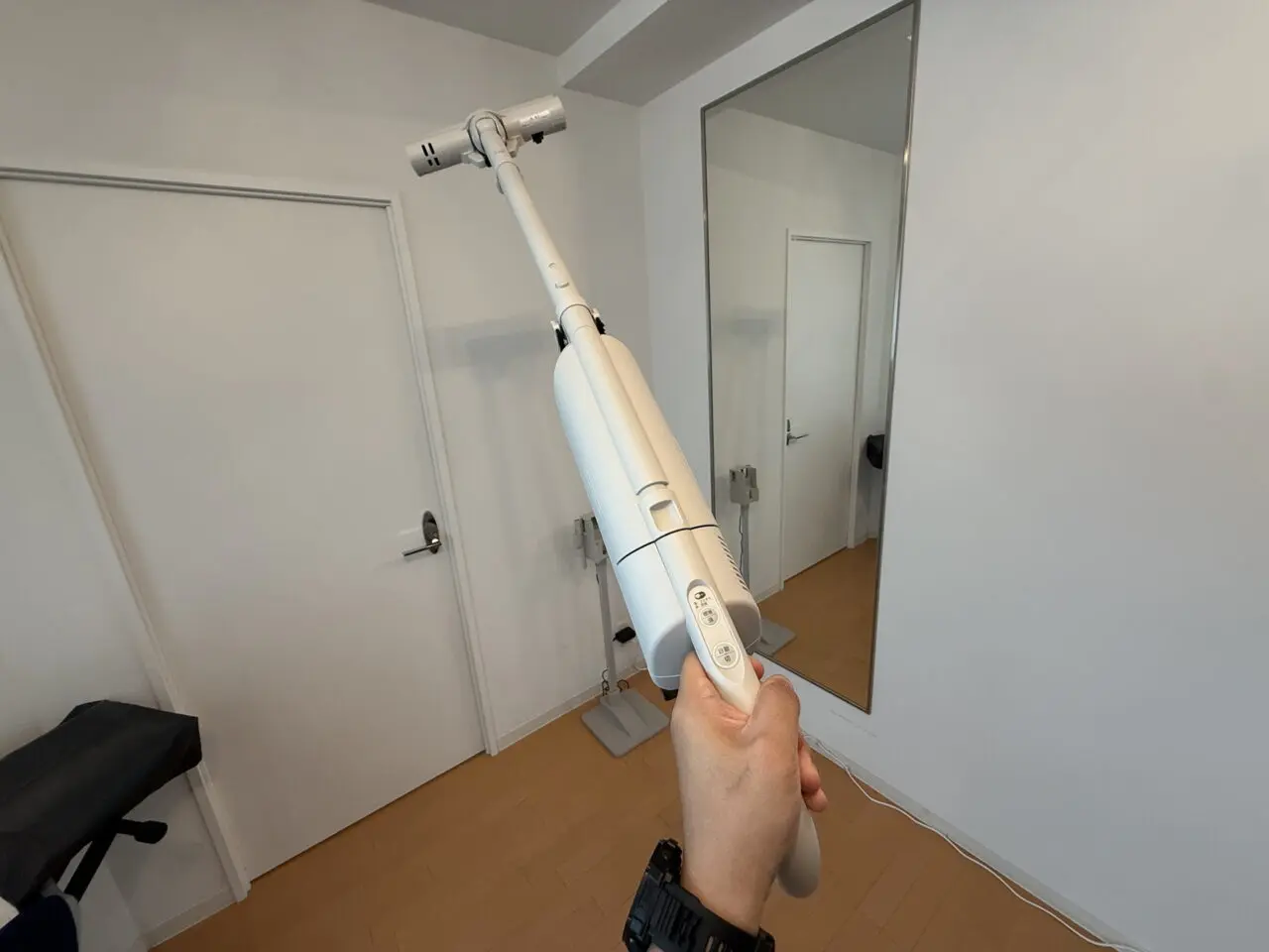 東芝 VC-CLP54を片手で持ち上げている様子