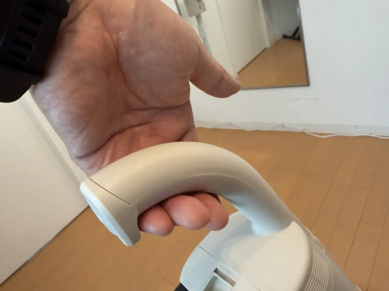 持ち手に手を引っ掛けている様子