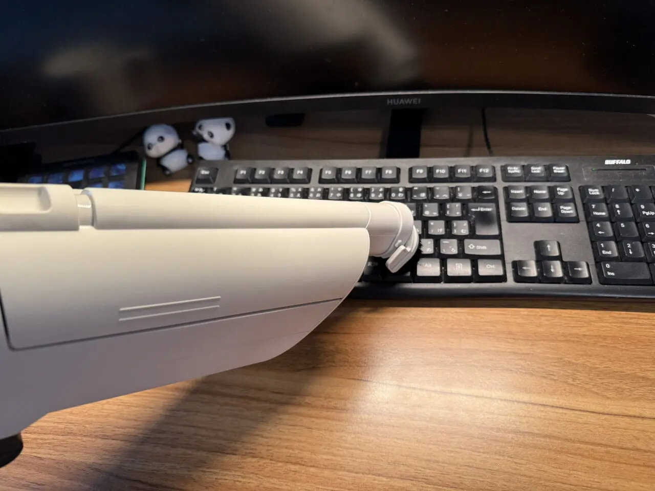 ワンタッチブラシでキーボードを掃除している様子