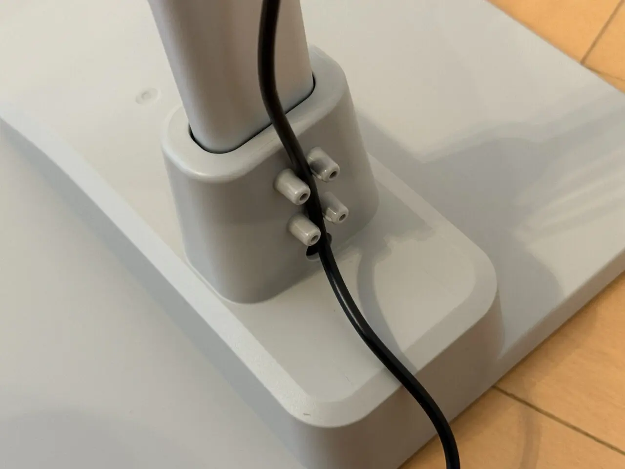 溝に収まった電源コード