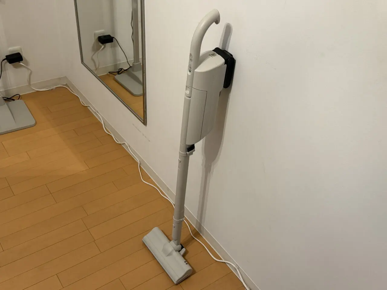 壁に立てかけられているTOSHIBA VC-CLP54