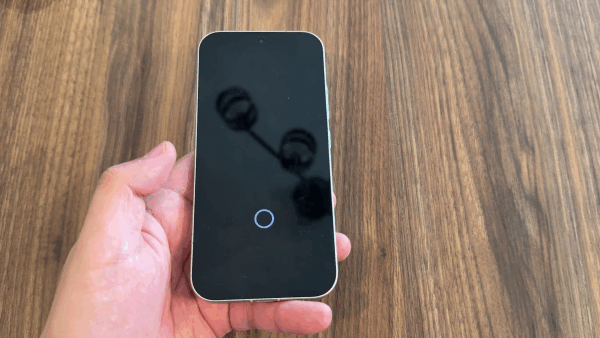 Xiaomi 17 Proで指紋認証している様子