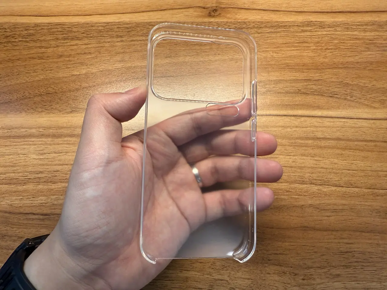 Xiaomi 17 Proの専用スマホケースを手に持っている様子