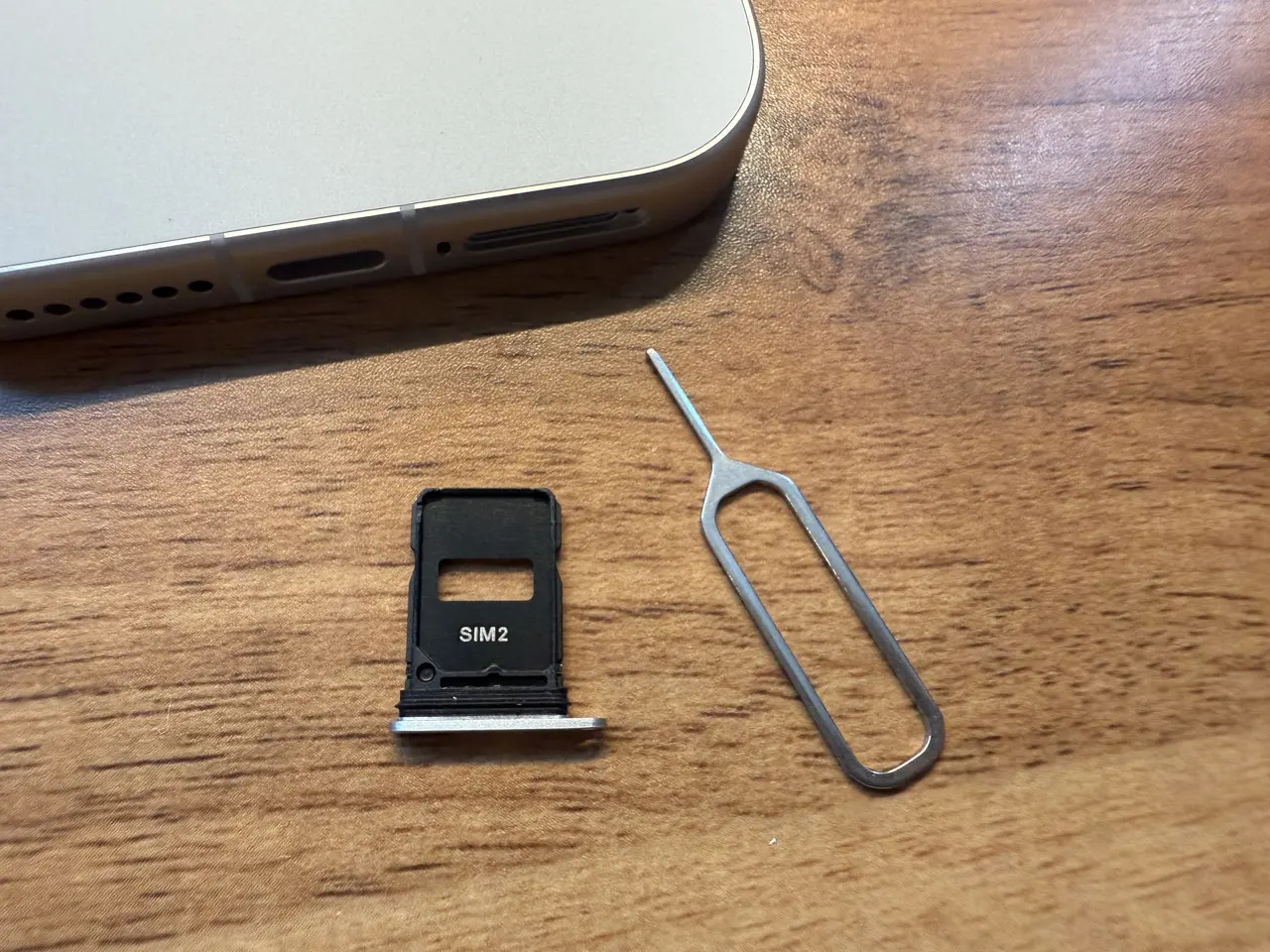 Xiaomi 17 Proのカードスロットを開いた様子