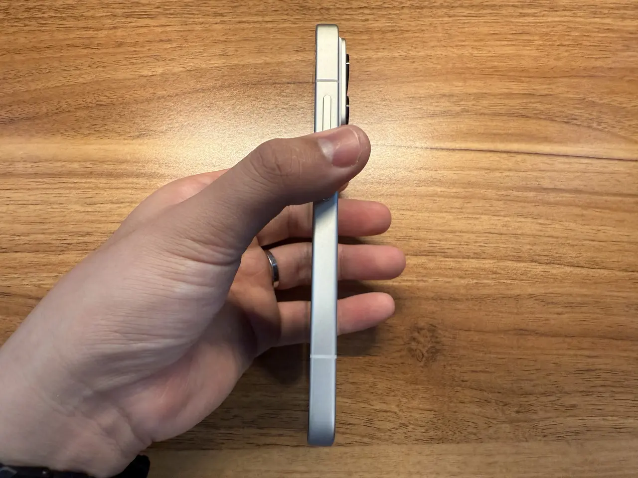 Xiaomi 17 Proを手に持っている様子(側面アングル縦向き)