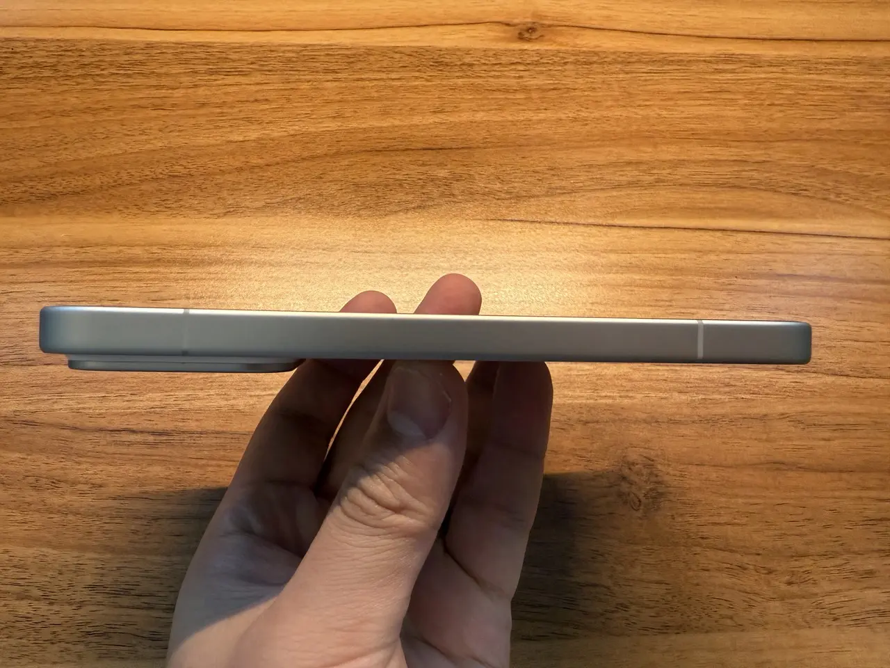 Xiaomi 17 Proを手に持っている様子(側面アングル横向き)