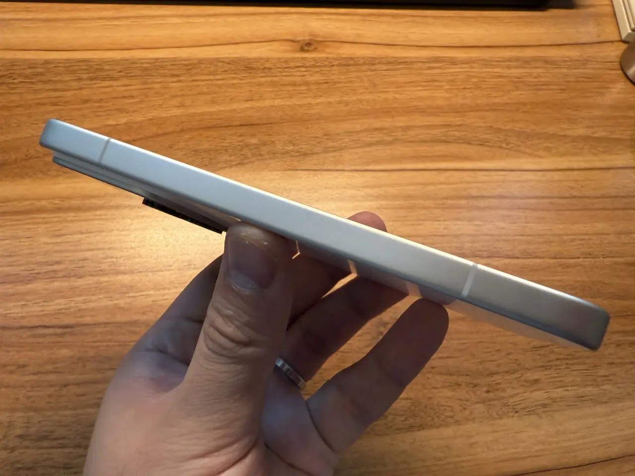 Xiaomi 17 Proの左側面インターフェース