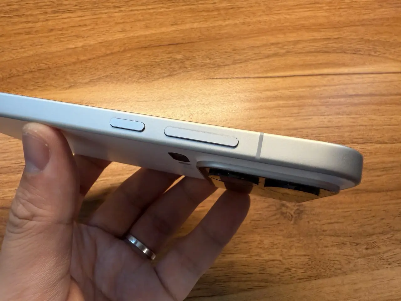 Xiaomi 17 Proの右側面インターフェース