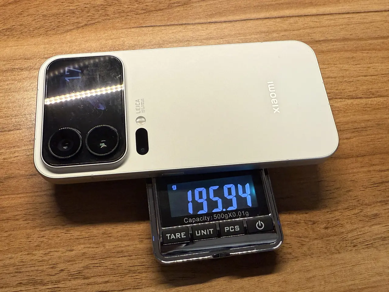 Xiaomi 17 Proを計量している様子