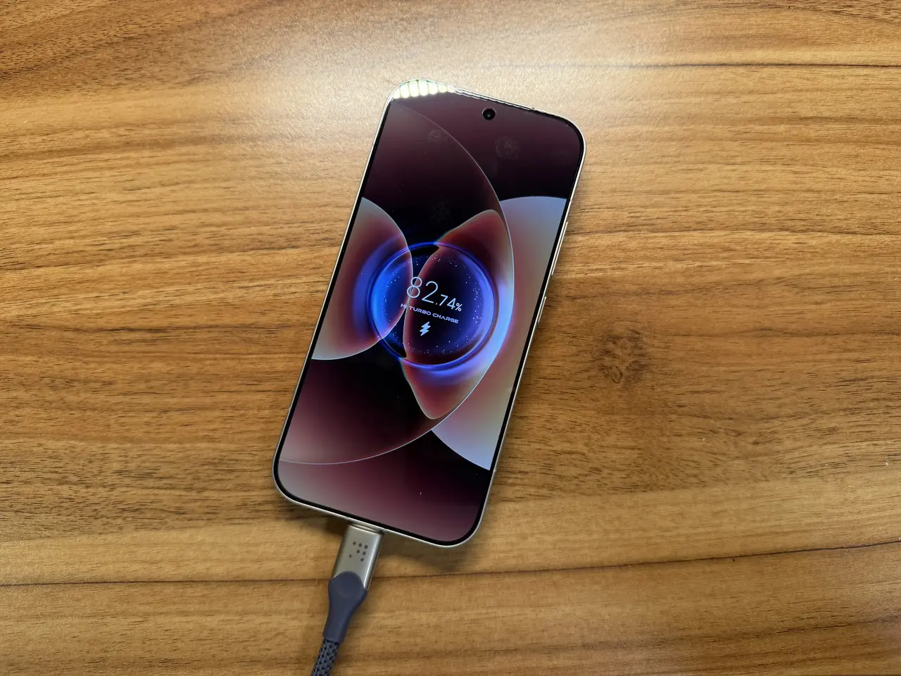 有線充電中のXiaomi 17 Pro