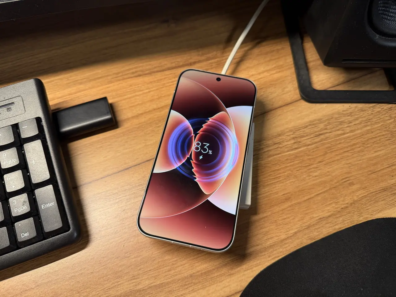 ワイヤレス充電中のXiaomi 17 Pro