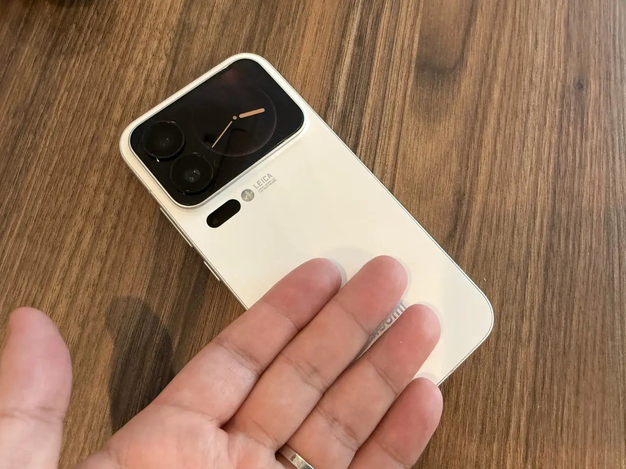 Xiaomi 17 Proの背面に手を触れて熱を感じている様子