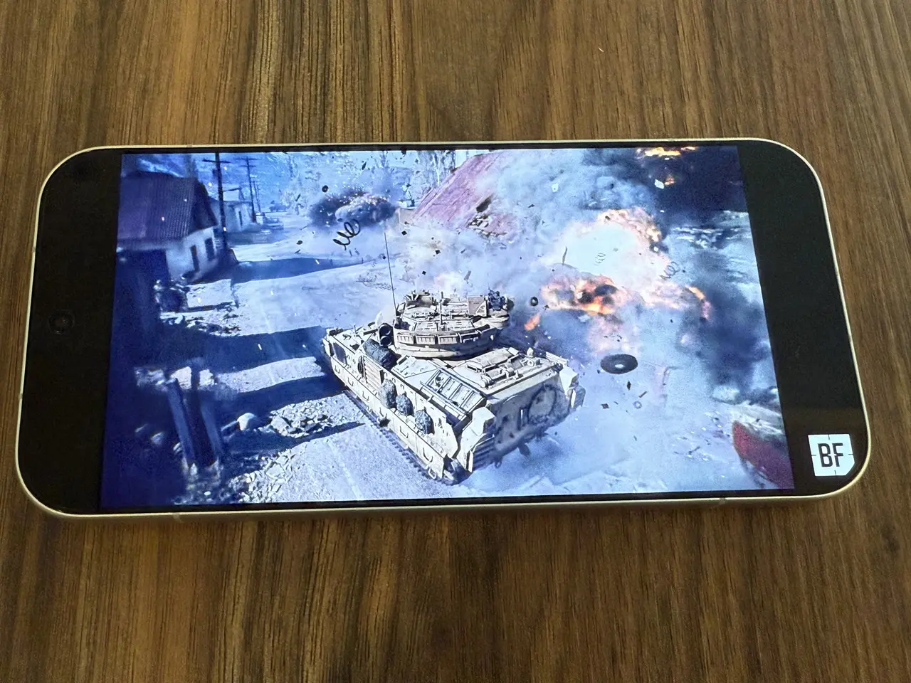 Xiaomi 17 ProでBF6のトレーラーを視聴している様子