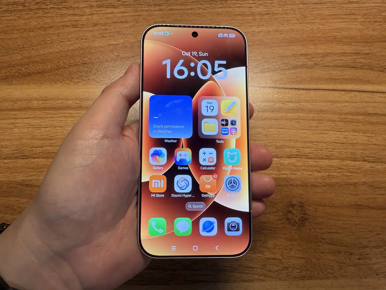 起動中のXiaomi 17 Pro(正面アングル)