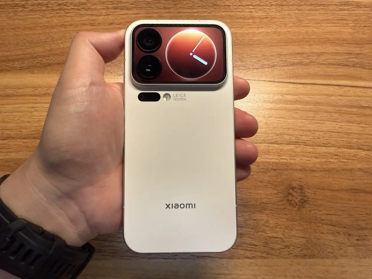 Xiaomi 17 Proのサブディスプレイが点灯している様子