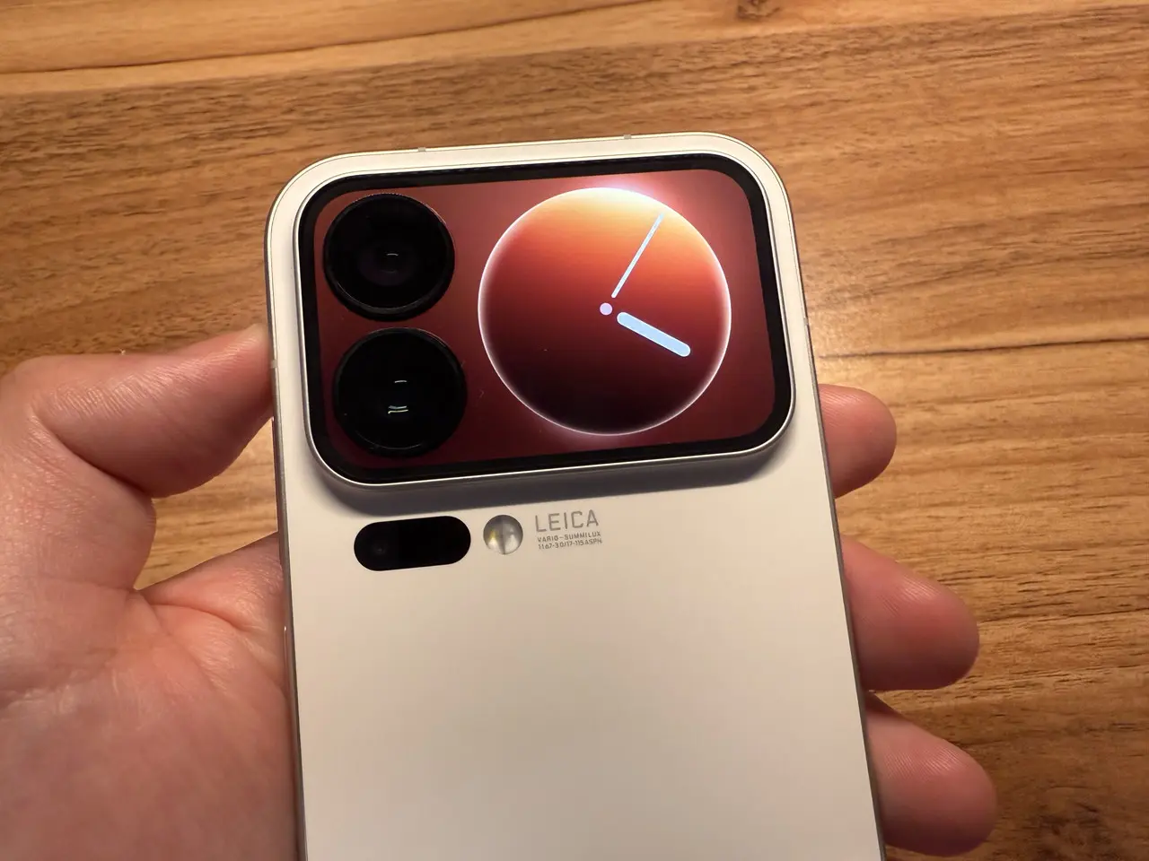 背面サブディスプレイ「Magic Back Screen」