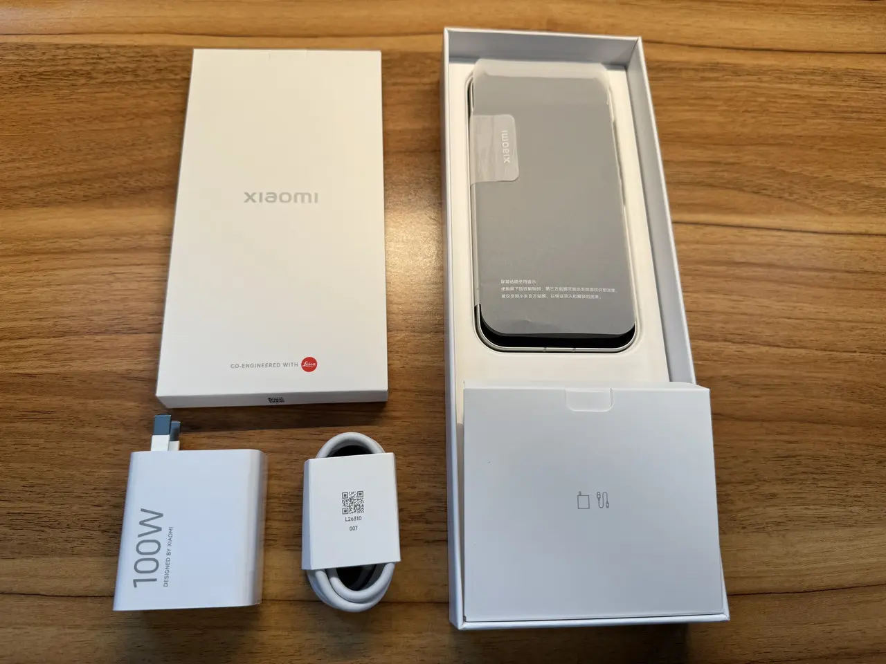 Xiaomi 17 Proの箱を開けた様子