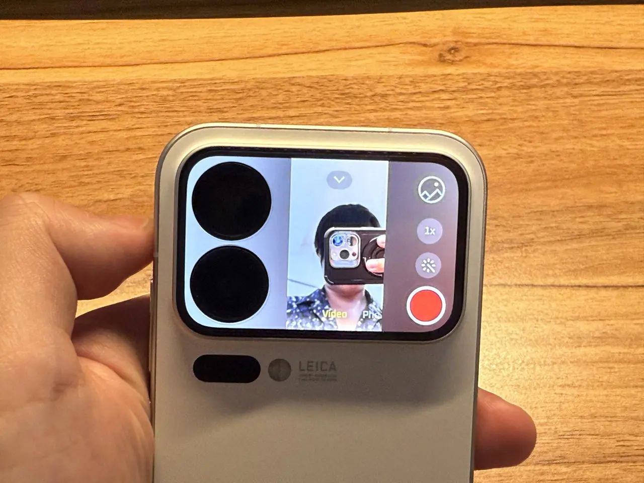 背面サブディスプレイ「Magic Back Screen」にセルフィー映像を映している様子