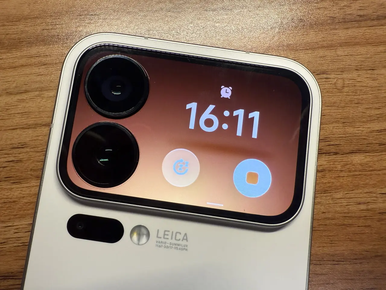 背面サブディスプレイ「Magic Back Screen」に表示されたアラーム通知