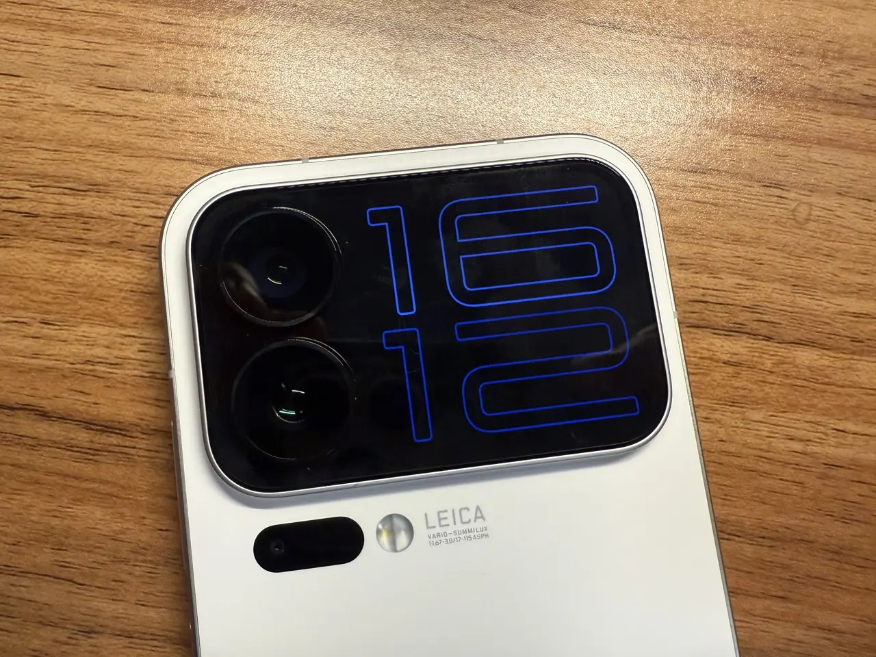 背面サブディスプレイ「Magic Back Screen」の簡易表示時