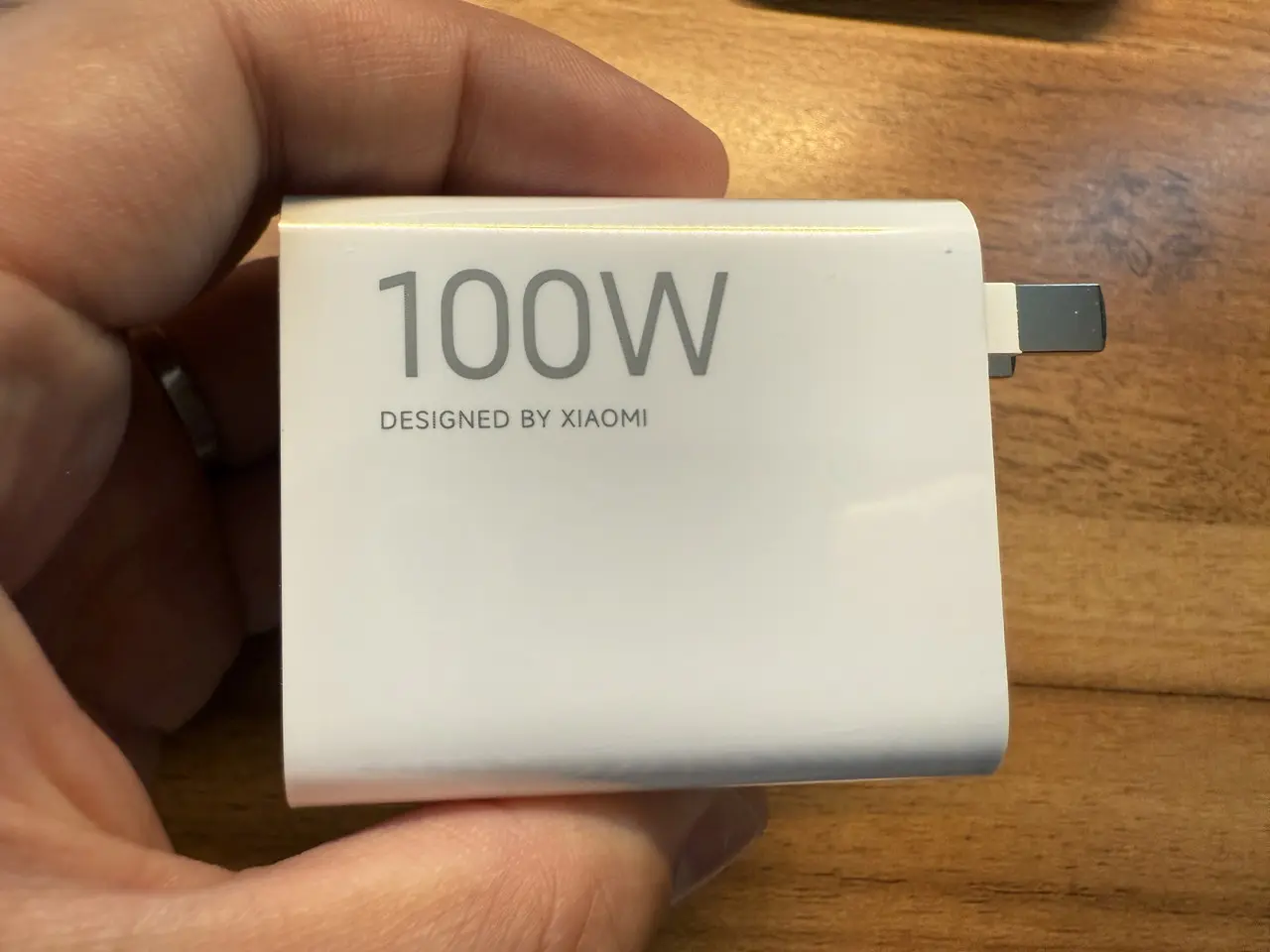 Xiaomi 17 Proの電源アダプタを手に持っている様子