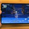 原神を起動しているXiaomi Pad 8を手に持っている様子