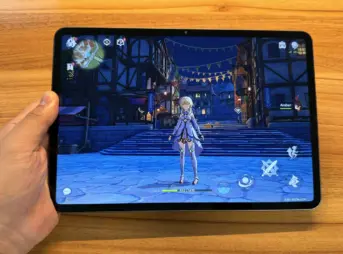 原神を起動しているXiaomi Pad 8を手に持っている様子