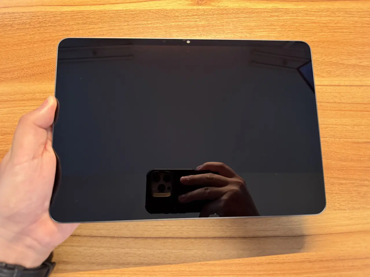 Xiaomi Pad 8を手に持っている様子(正面アングル)