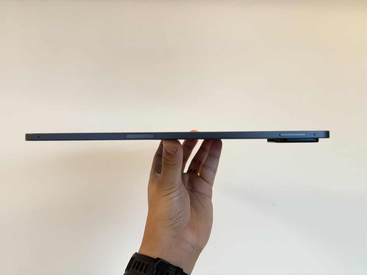 Xiaomi Pad 8の厚みを確認している様子