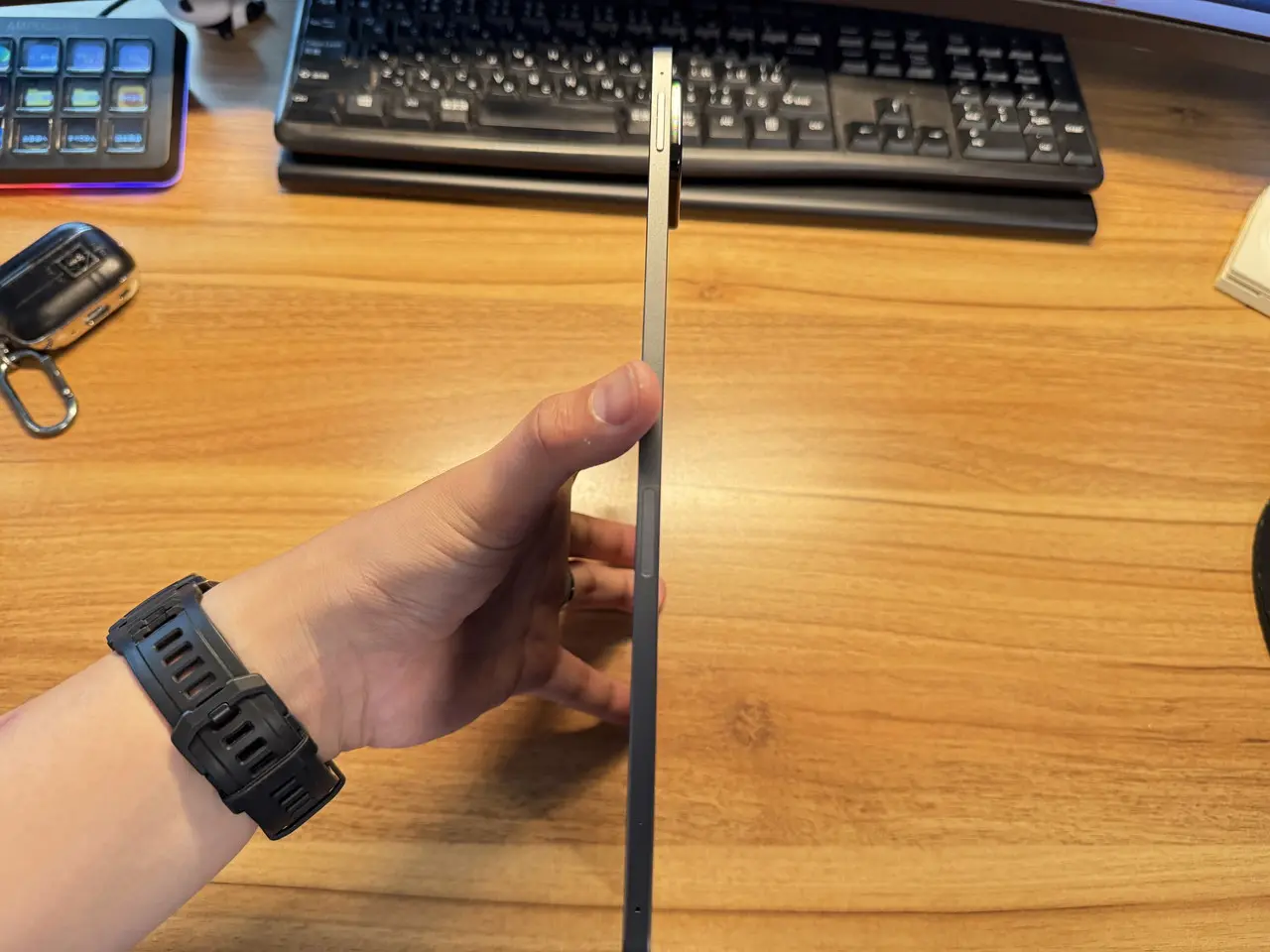 Xiaomi Pad 8を手に持っている様子(側面アングル)